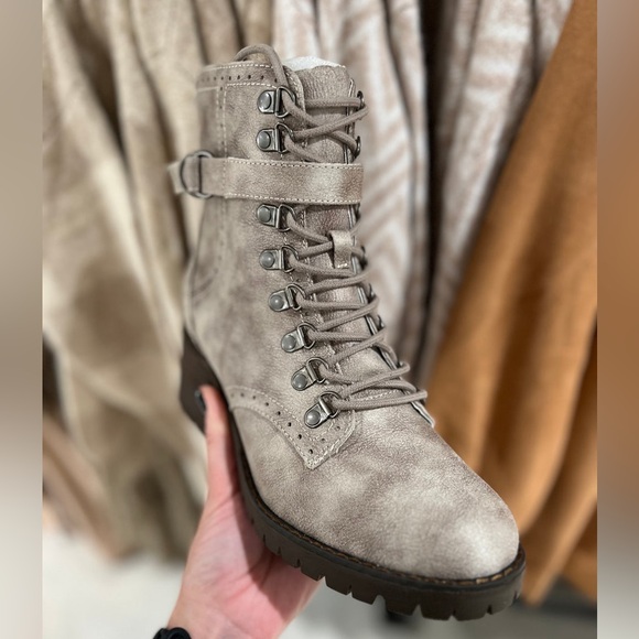 NIB Very G Donatella Vegan Leather Lace Up Moto Boots Booties Cream Grey - Picture 5 of 6